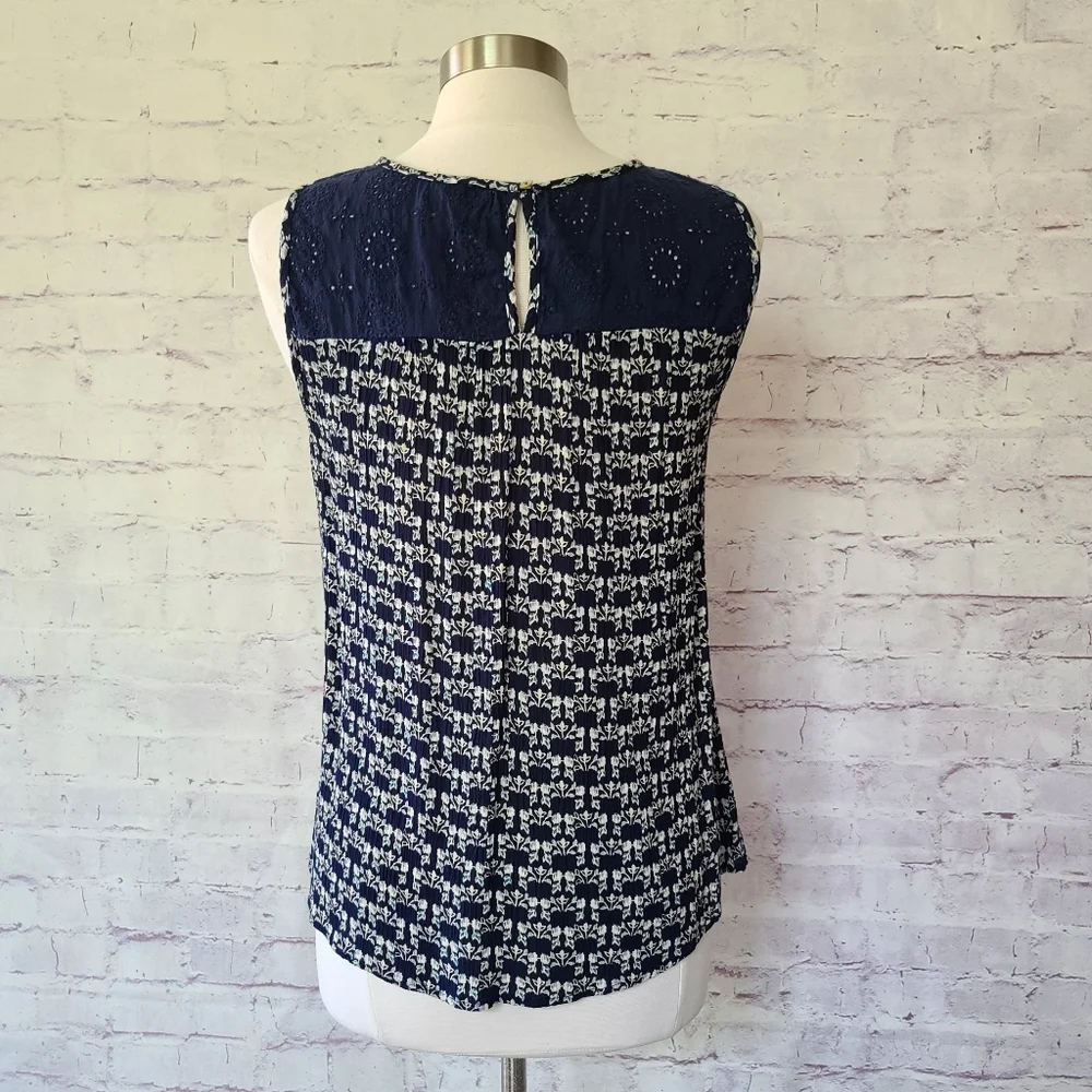Charlie Paige Navy Floral Print with Eyelet Lace Sleeveless Top Medium